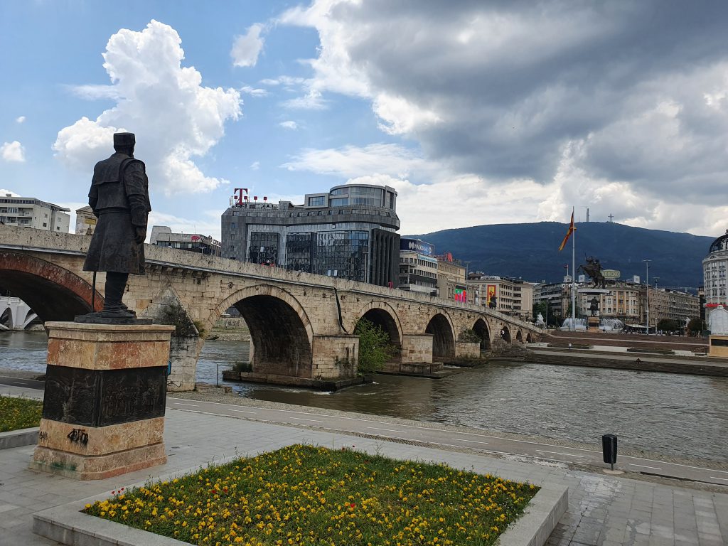 Steinbrücke Skopje Bauprojekt Skopje 2014 in Skopje Nordmazedonien Gebäude Statuen