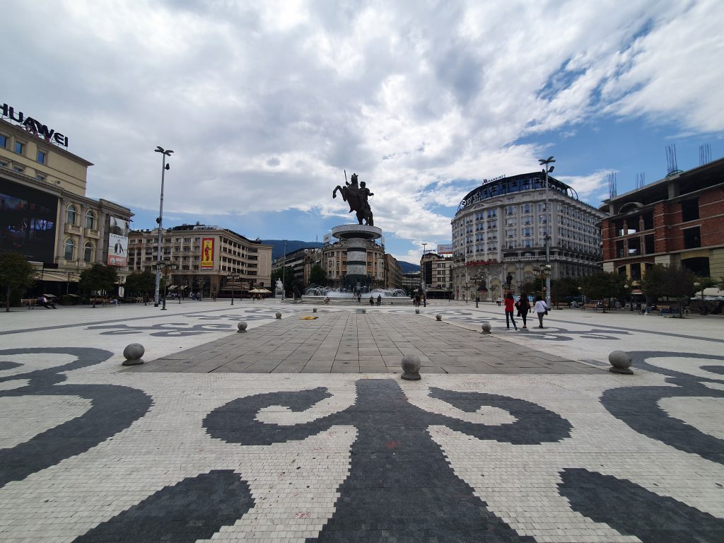 Mazedonien Platz mit Alexander-der-Große Statue Bauprojekt Skopje 2014 in Skopje Nordmazedonien Gebäude Statuen