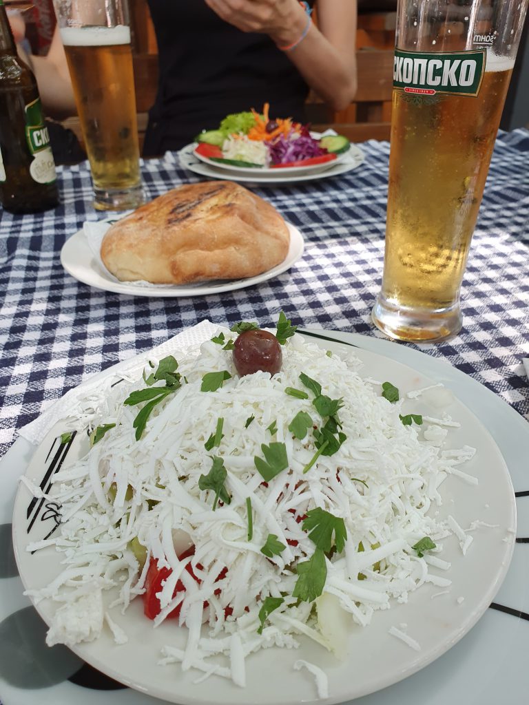 Essen und Trinken in der Altstadt Sehenswürdigkeiten in Skopje Skosko und Shopska Nordmazedonien Reise Urlaub