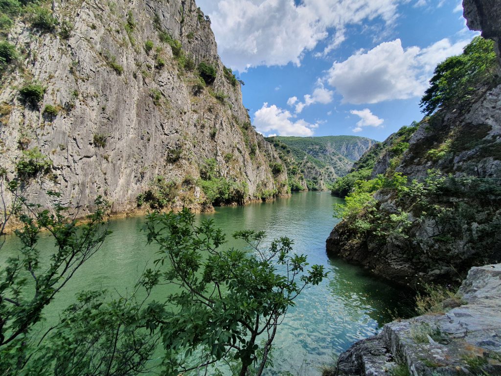 Ausflug zum Matka-Canyon in der Nähe von Skopje Nordmazedonien Sehenswürdigkeiten Reise Skopje Matka-Canyon Felswände Ufer
