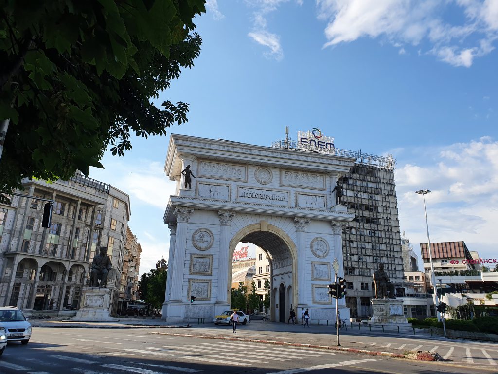Sehenswürdigkeiten in Skopje Macedonian Gate Mazedonisches Tor Nordmazedonien Reise Urlaub