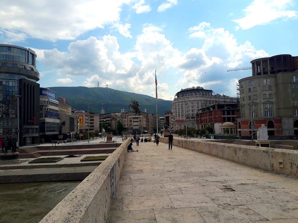 Sehenswürdigkeiten in Skopje Steinbrücke Millenium Cross in Skopje Altstadt Nordmazedonien Reise