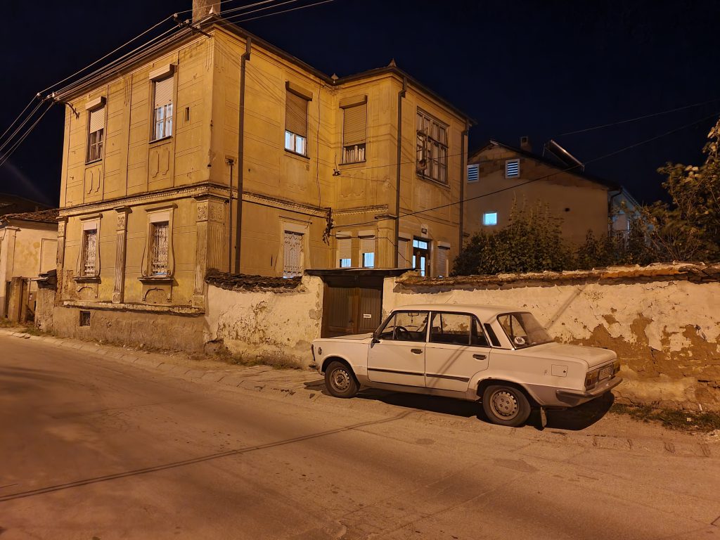 Straßen in Prilep bei Nacht Nordmazedonien Reise Städte