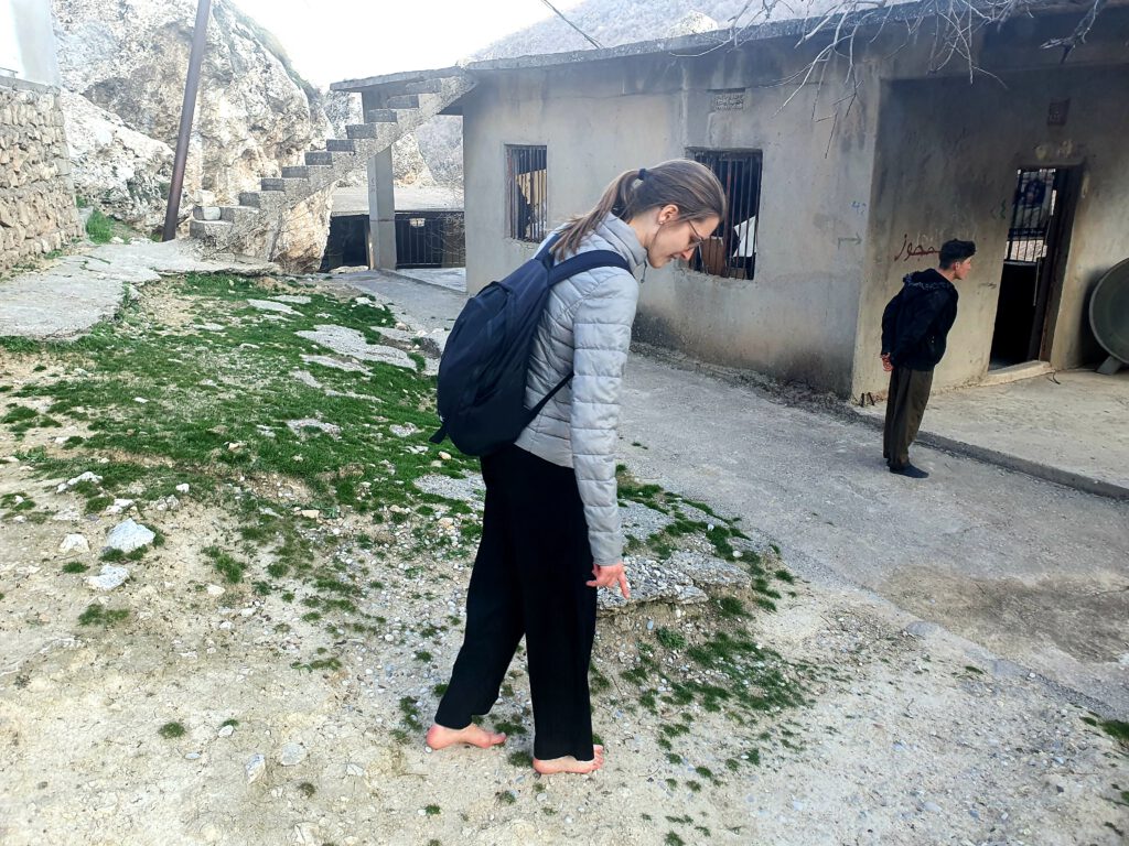 Irak Kurdistan Reise Erfahrung Blog gefährlich Urlaub irakisch Nordirak reisen Backpack Frau Lalish Jesiden Besuch Schuhe Religion heilig Tempel