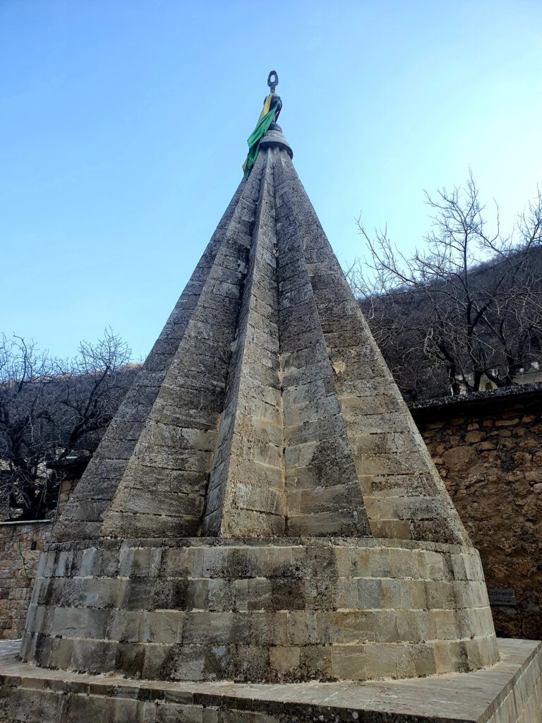 Irak Kurdistan Reise Erfahrung Blog gefährlich Urlaub irakisch Nordirak reisen Backpack Frau Lalish Jesiden Besuch Schuhe Religion heilig Tempel