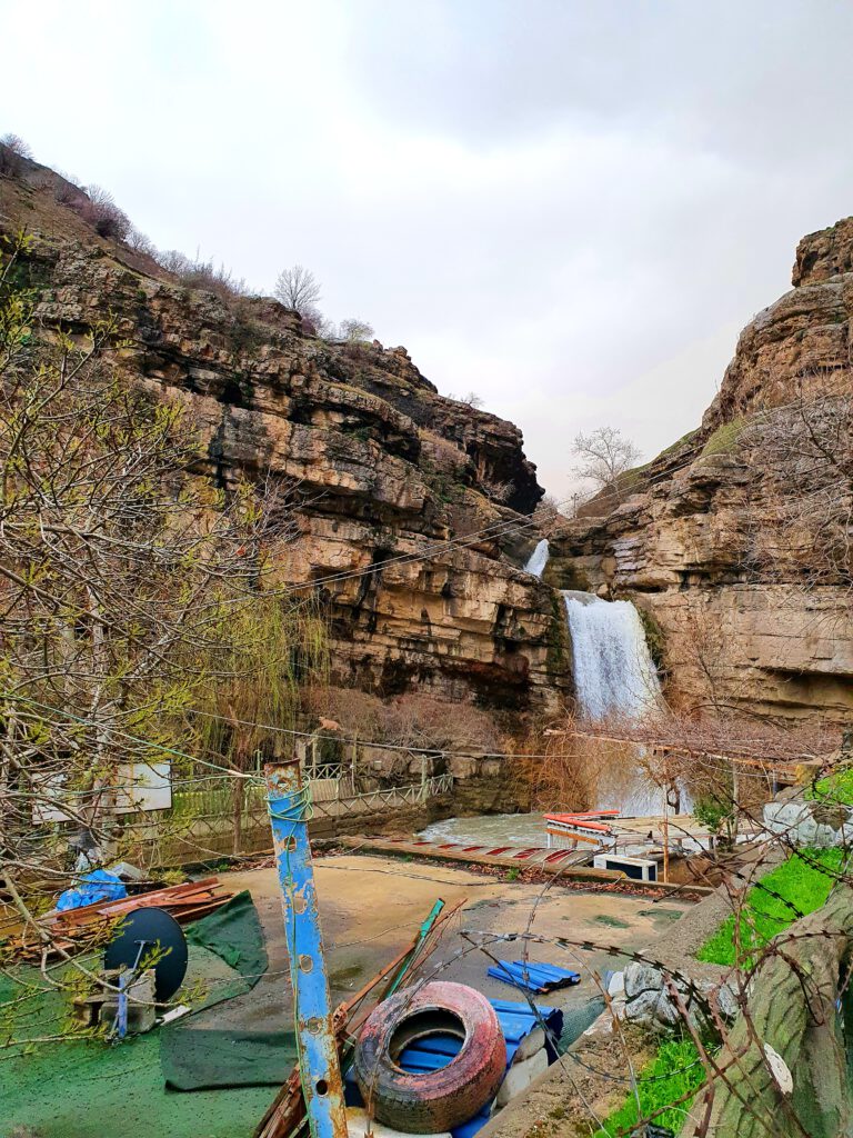 Irak Kurdistan Reise Erfahrung Blog gefährlich Urlaub irakisch Nordirak reisen Backpack Frau Wasserfall