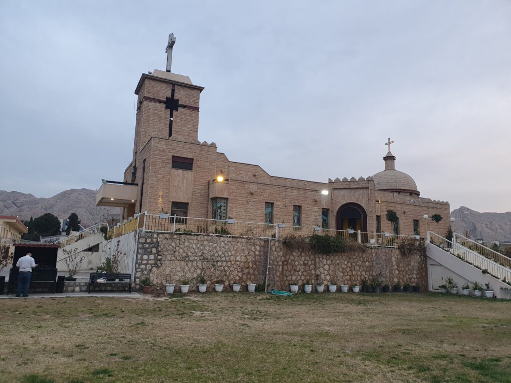 Irak Kurdistan Reise Erfahrung Blog gefährlich Urlaub irakisch Nordirak reisen Backpack Frau Duhok Dohuk Kirche christlich